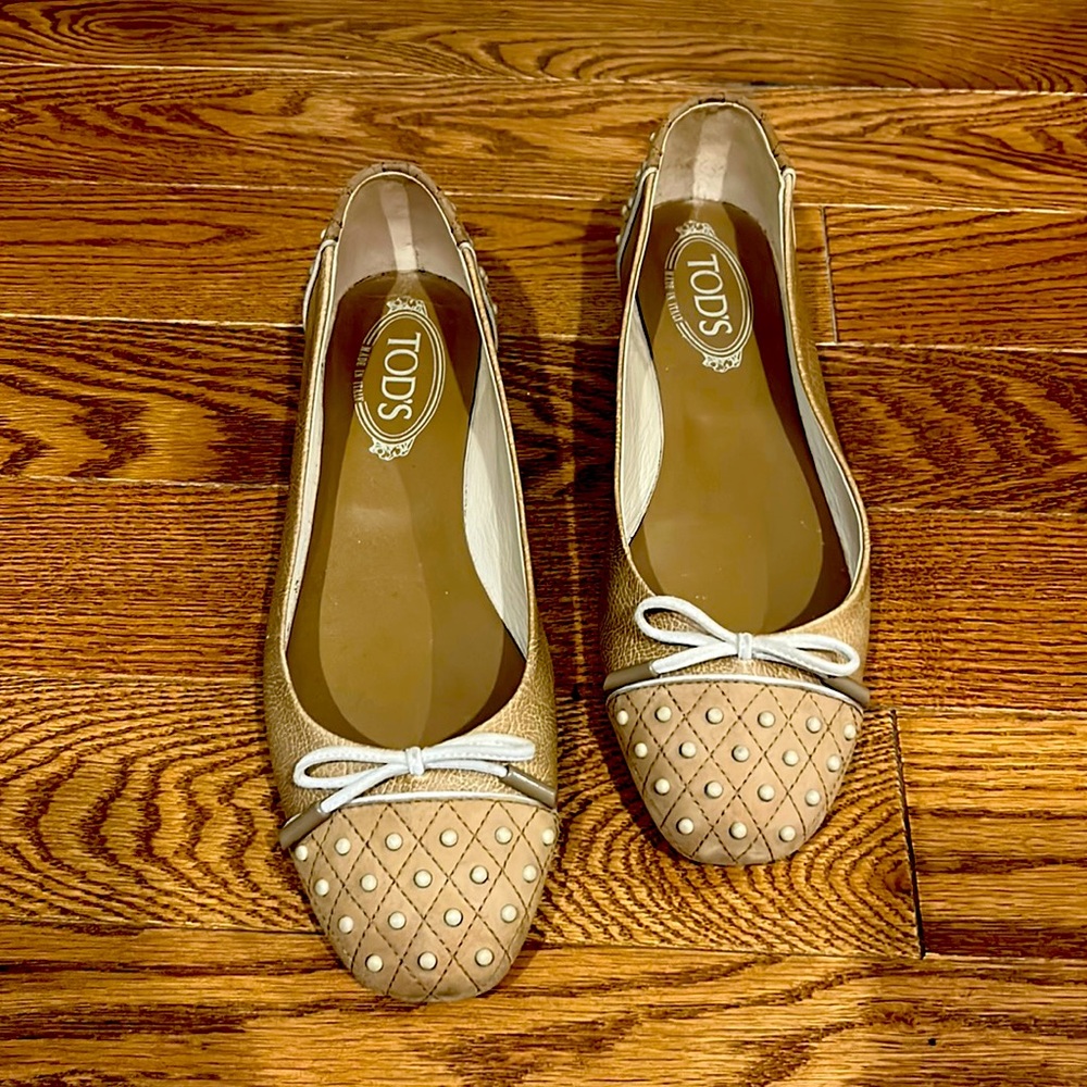 Tod’s beige flats